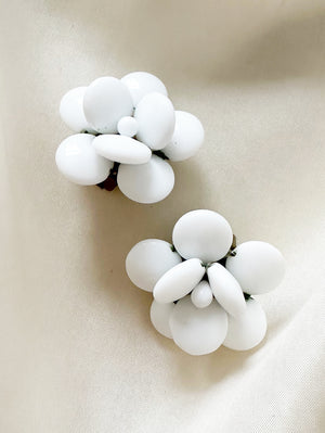 Witte floral clip oorbellen