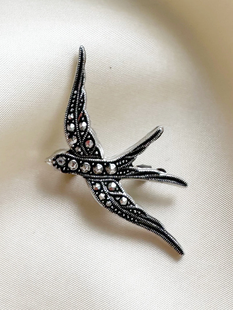 Zwaluw broche met markasietjes