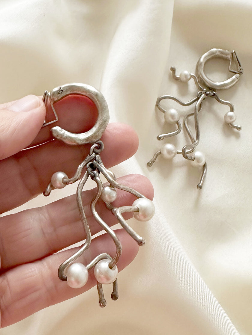 Verzilverde clip oorbellen met parels