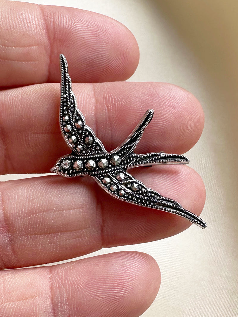 Zwaluw broche met markasietjes