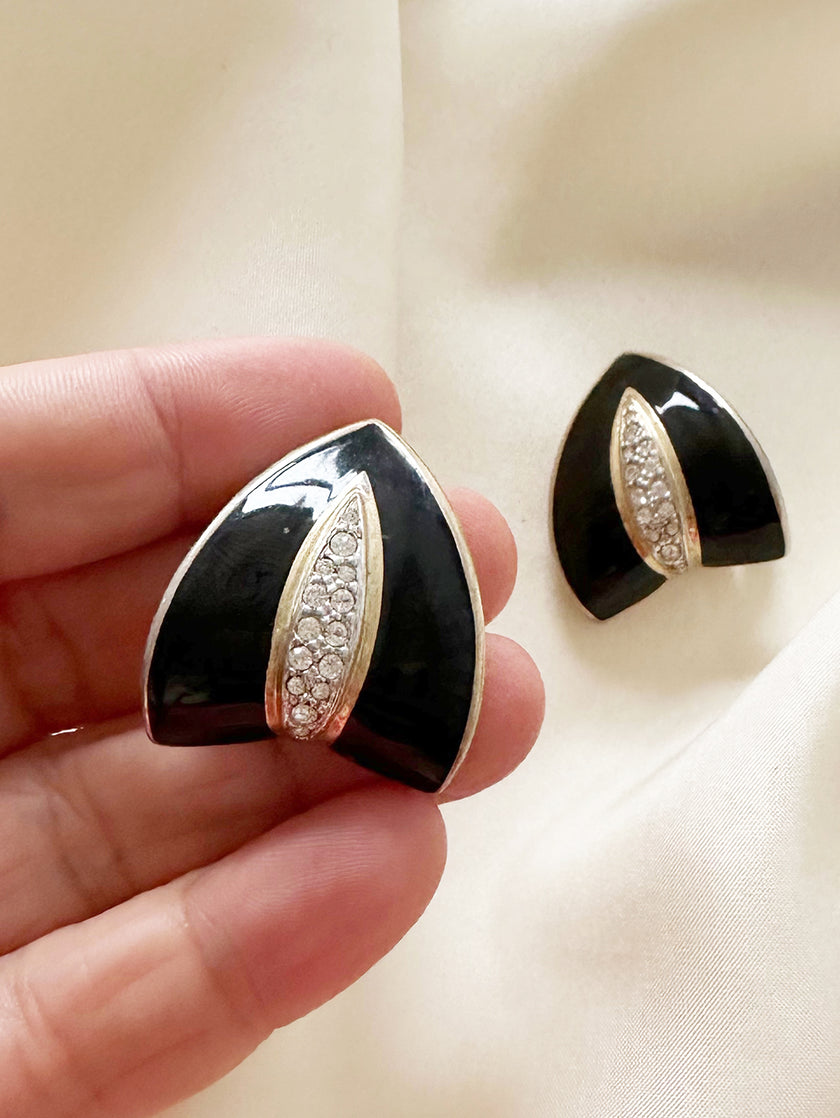 Zwarte geëmailleerde clip oorbellen