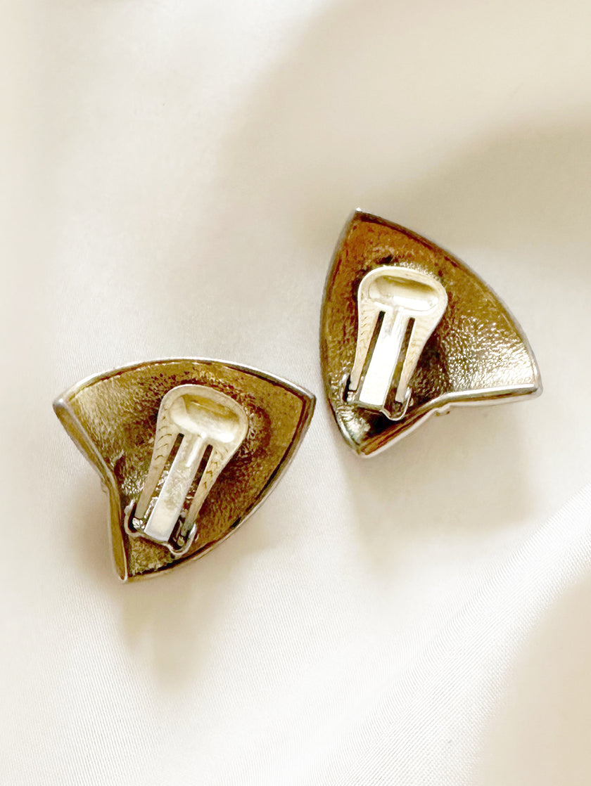 Zwarte geëmailleerde clip oorbellen