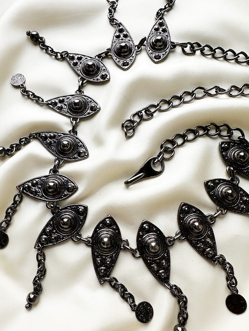 Zwarte metalen ceintuur