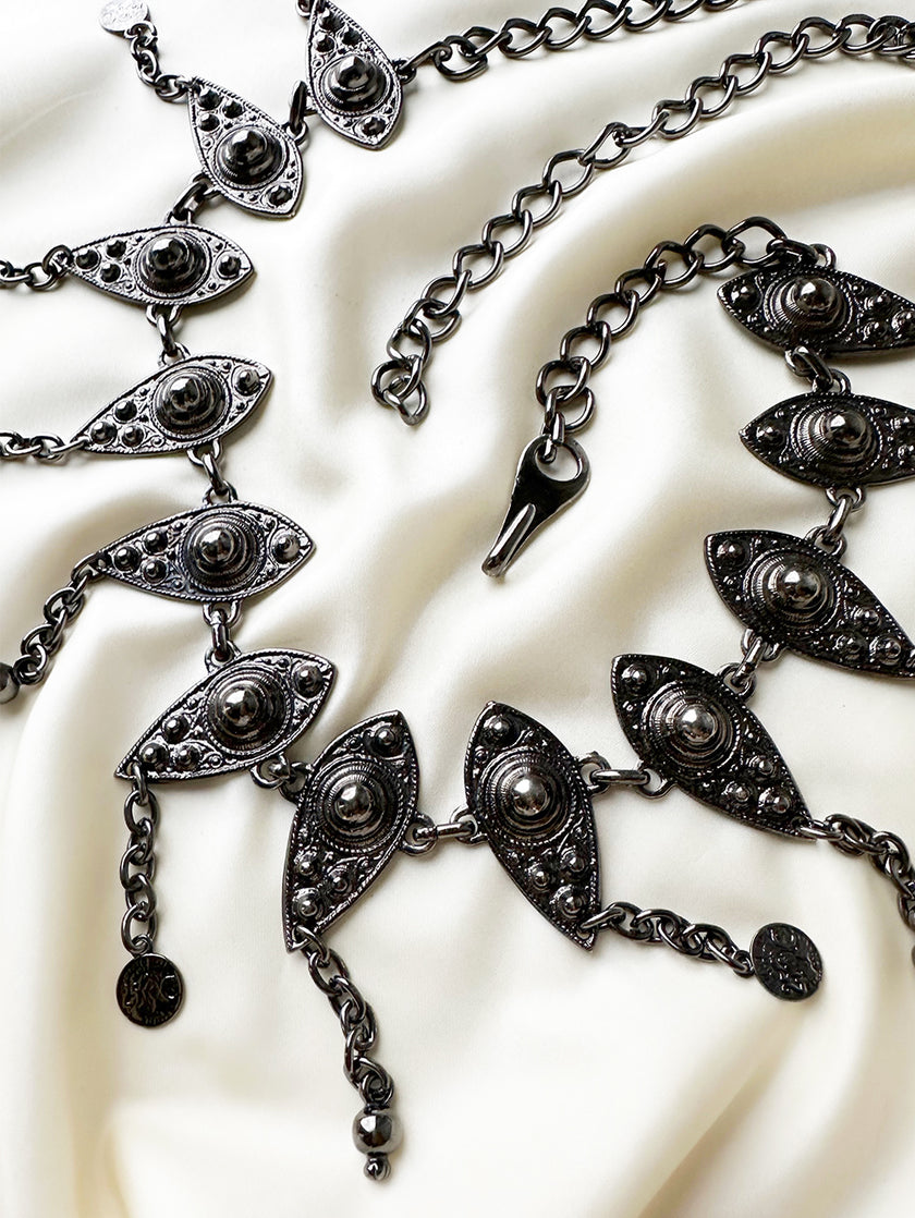 Zwarte metalen ceintuur