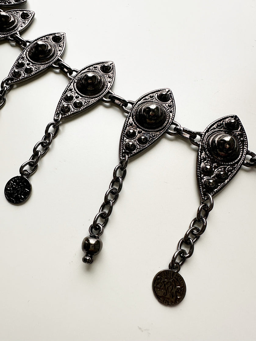 Zwarte metalen ceintuur