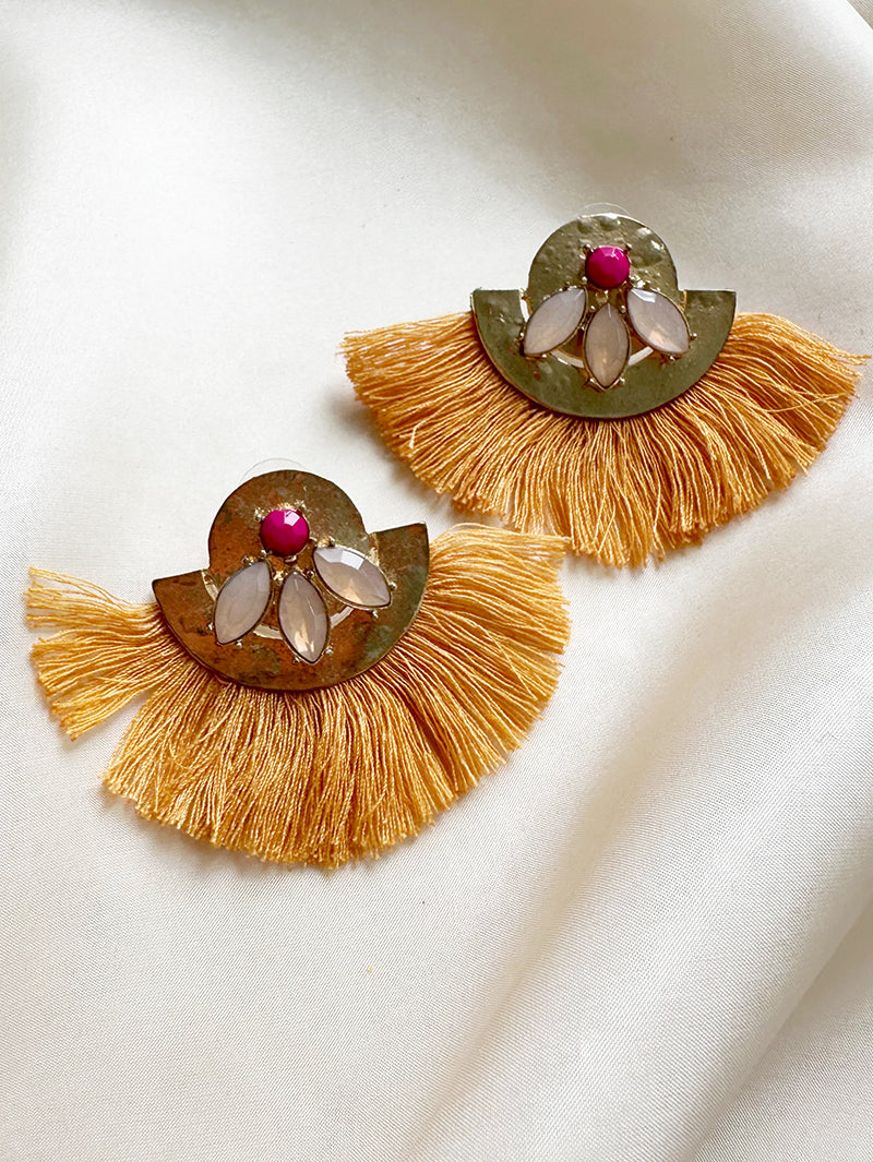 Oorstekers met oranje kwastjes