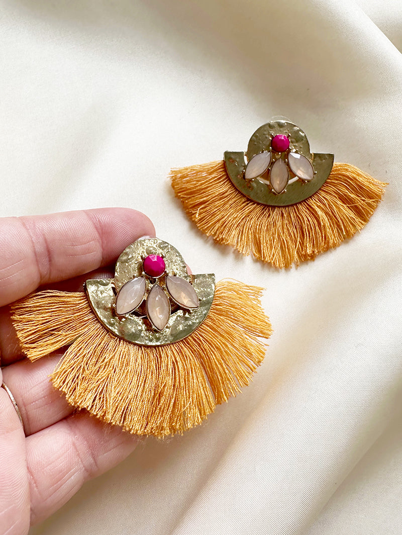 Oorstekers met oranje kwastjes