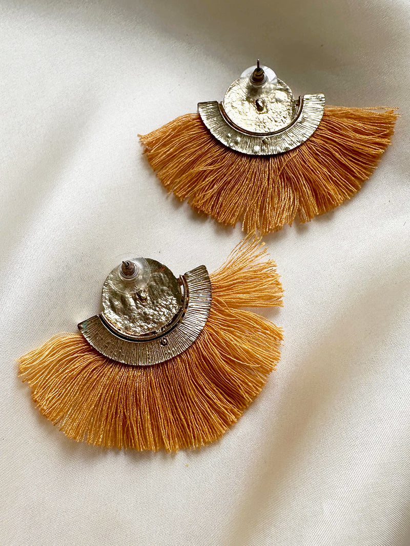 Oorstekers met oranje kwastjes