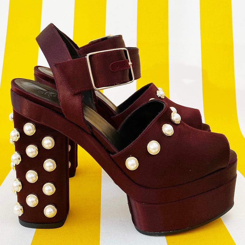 Kastanjebruine satijnen pumps met parels | 39