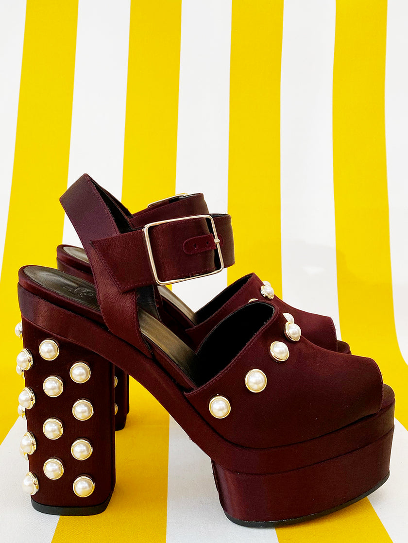 Kastanjebruine satijnen pumps met parels | 39