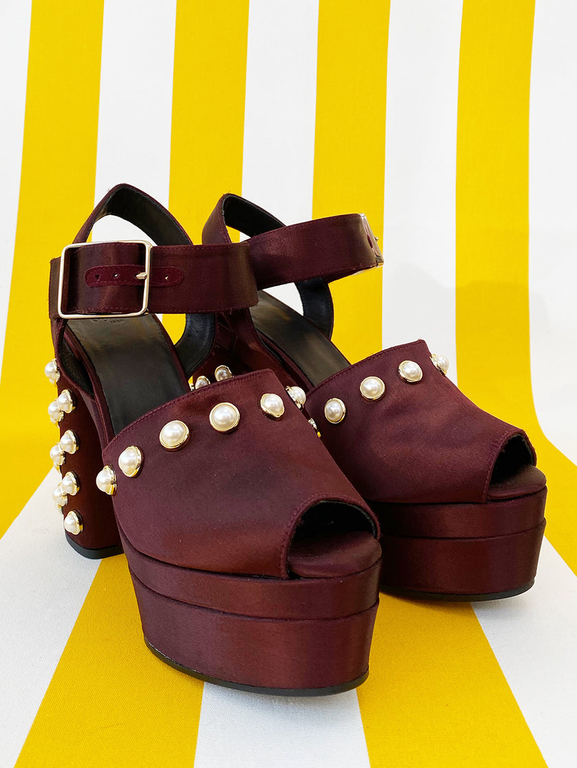 Kastanjebruine satijnen pumps met parels | 39