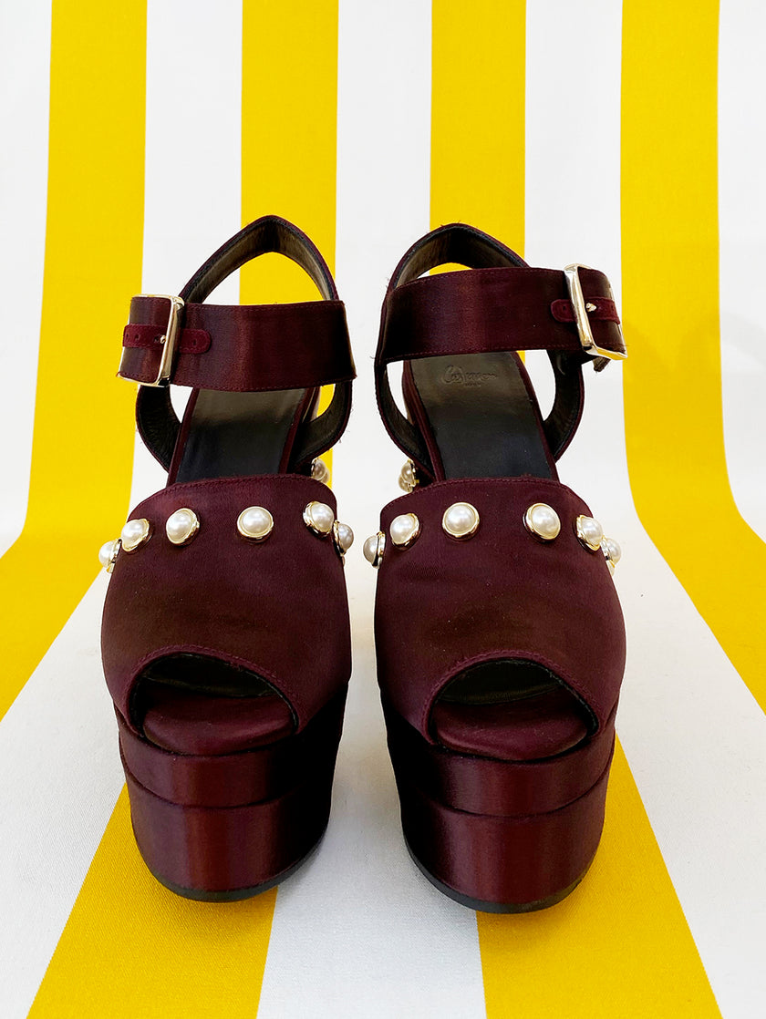 Kastanjebruine satijnen pumps met parels | 39