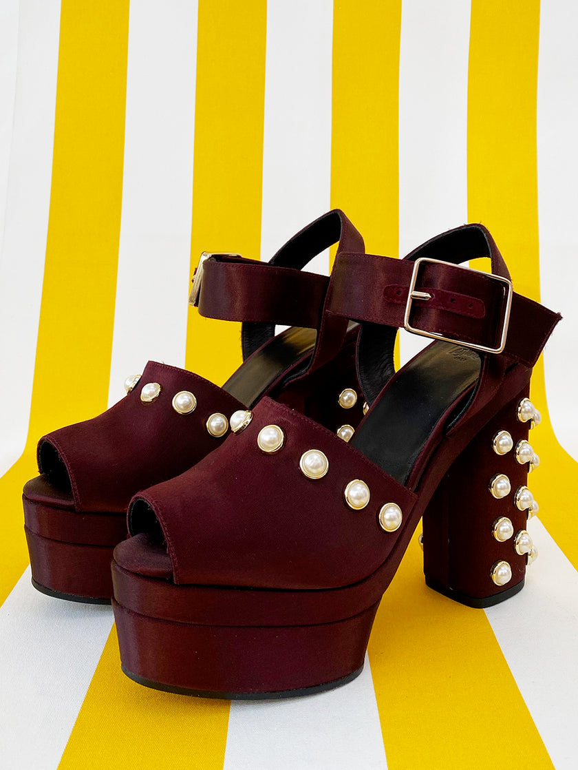 Kastanjebruine satijnen pumps met parels | 39