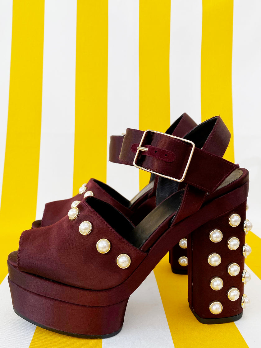 Kastanjebruine satijnen pumps met parels | 39