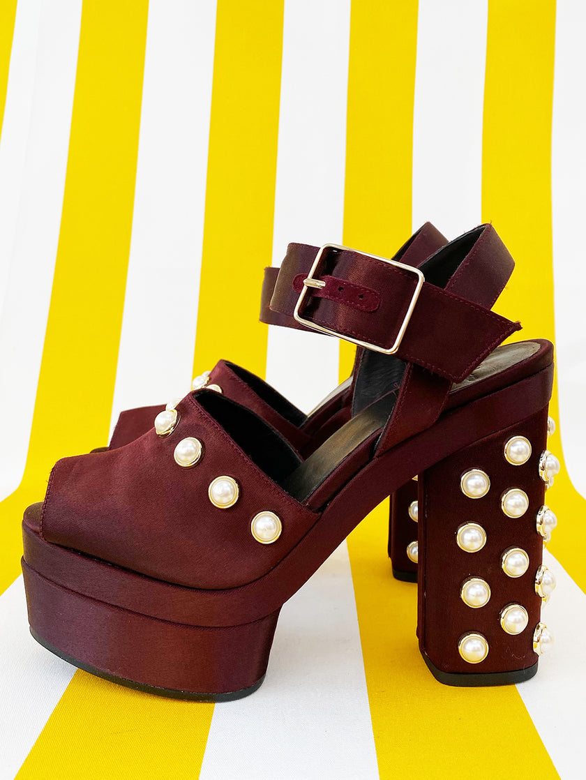 Kastanjebruine satijnen pumps met parels | 39