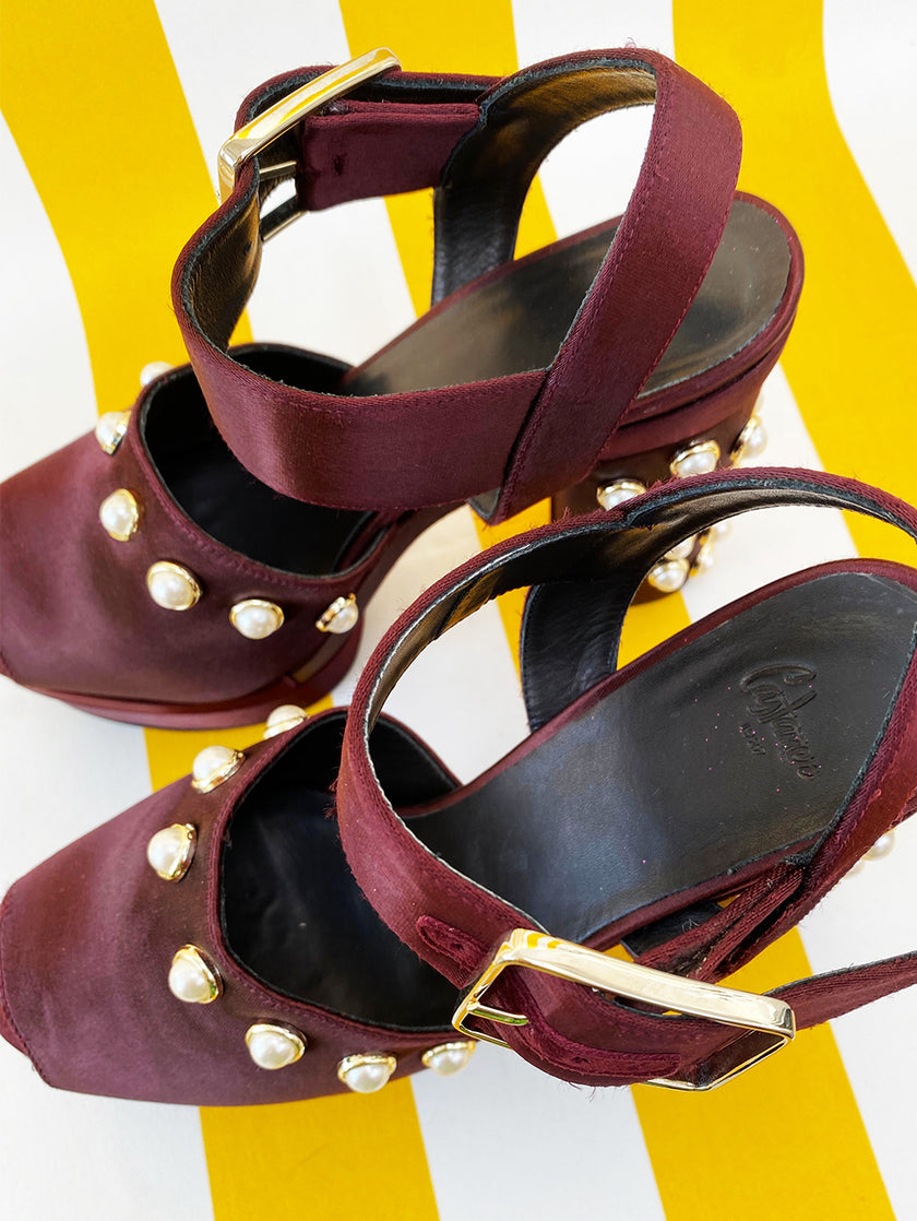 Kastanjebruine satijnen pumps met parels | 39