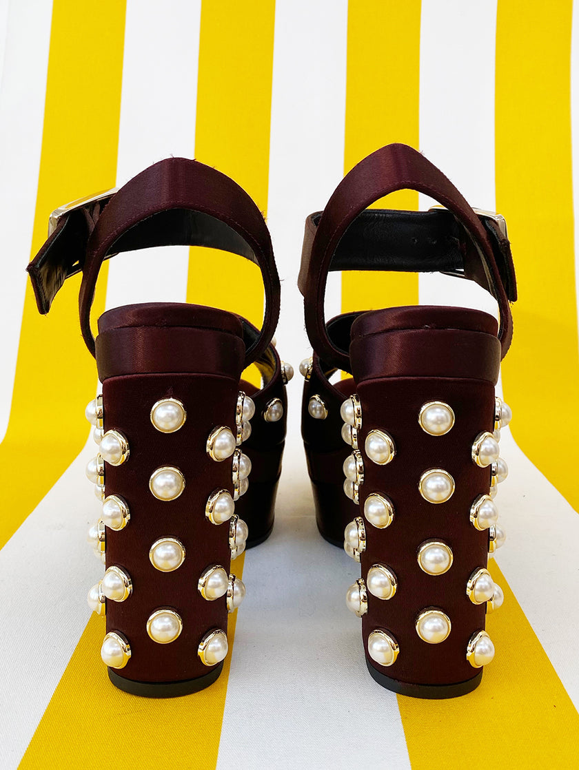 Kastanjebruine satijnen pumps met parels | 39