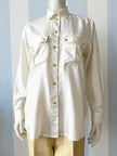 Off-white blouse met gouden knoopjes