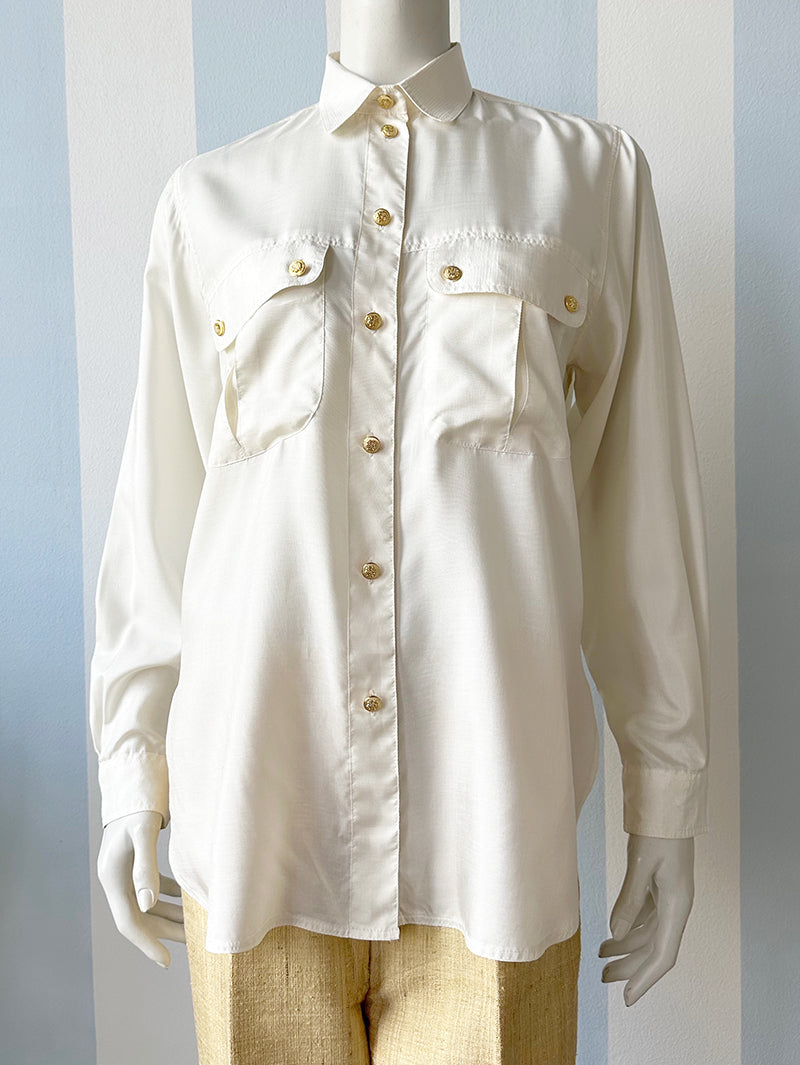 Off-white blouse met gouden knoopjes