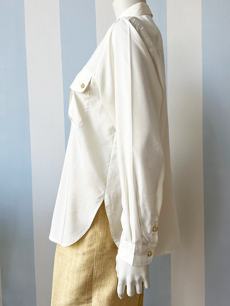 Off-white blouse met gouden knoopjes