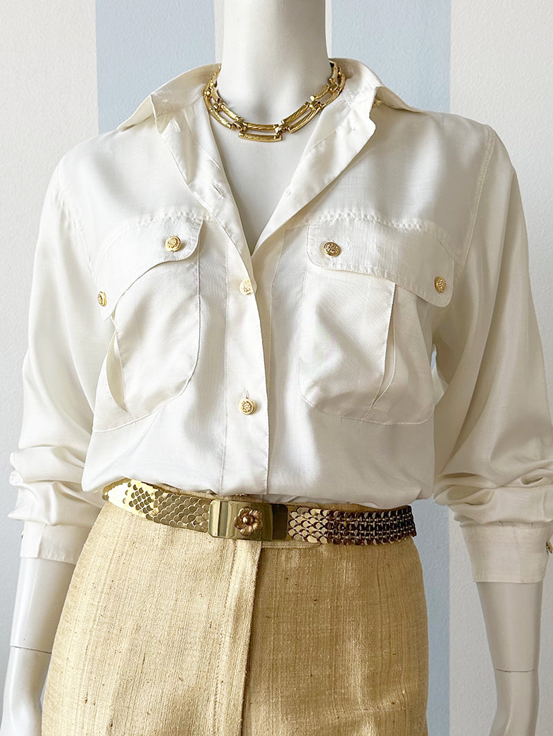 Off-white blouse met gouden knoopjes