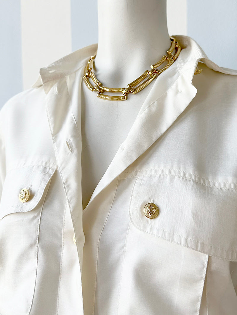 Off-white blouse met gouden knoopjes