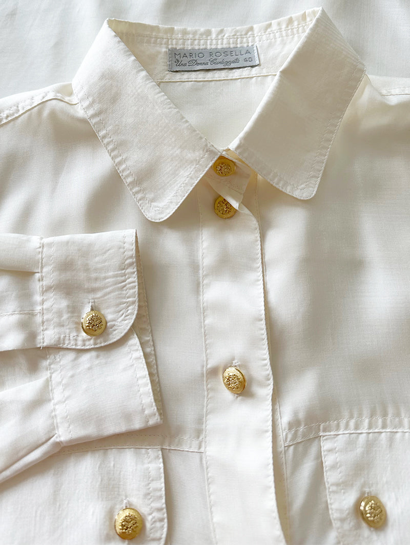 Off-white blouse met gouden knoopjes
