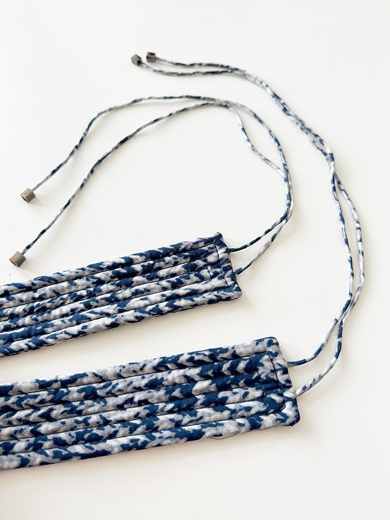 Blauwe gewatteerde ceintuur