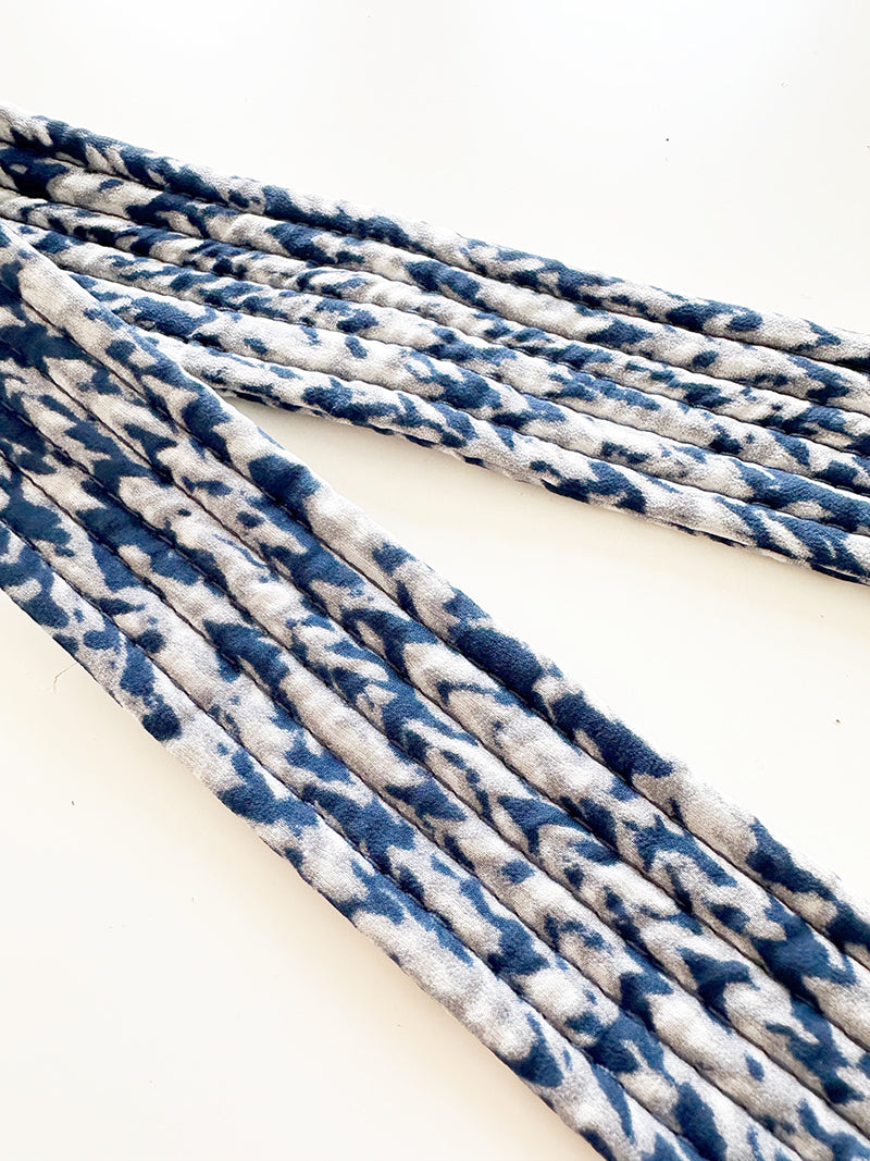 Blauwe gewatteerde ceintuur