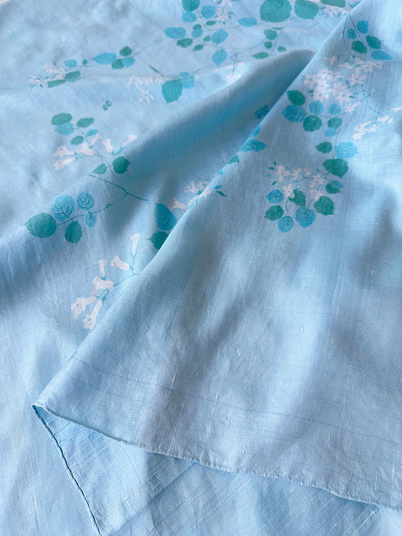 Lichtblauwe floral sjaal