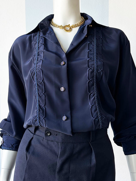 Donkerblauwe blouse met borduursels