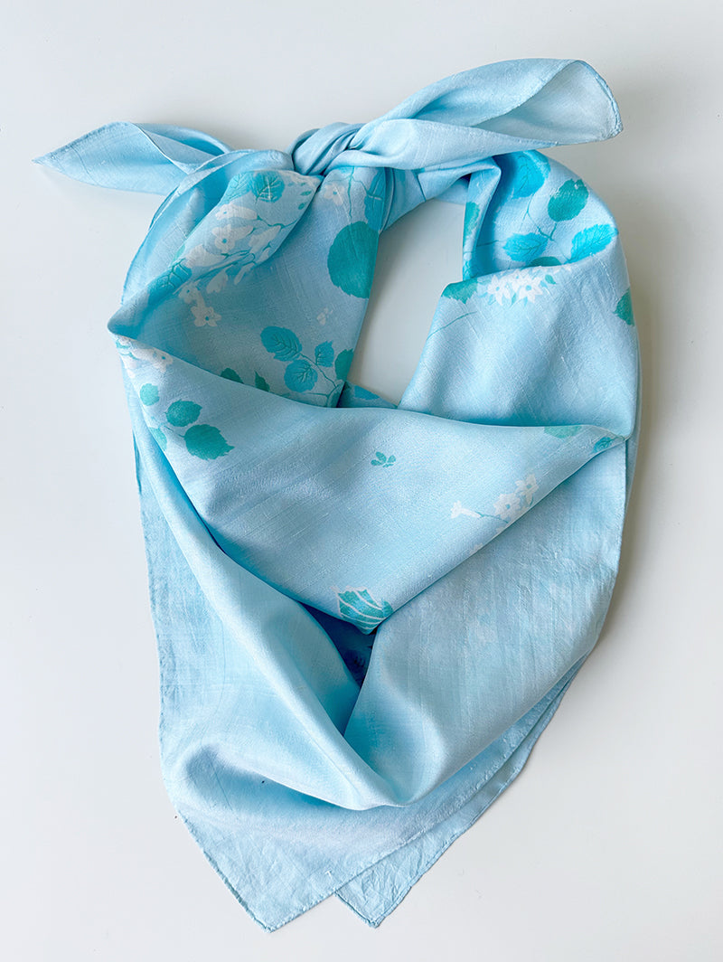 Lichtblauwe floral sjaal