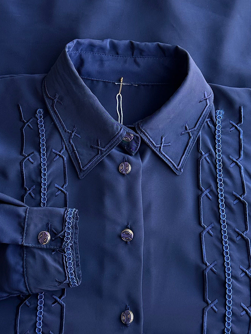 Donkerblauwe blouse met borduursels