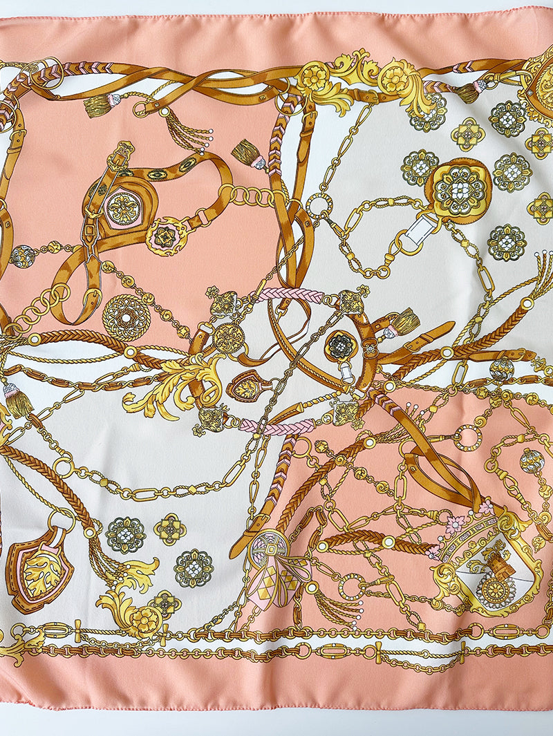 Sjaal met kettingen en riempjes