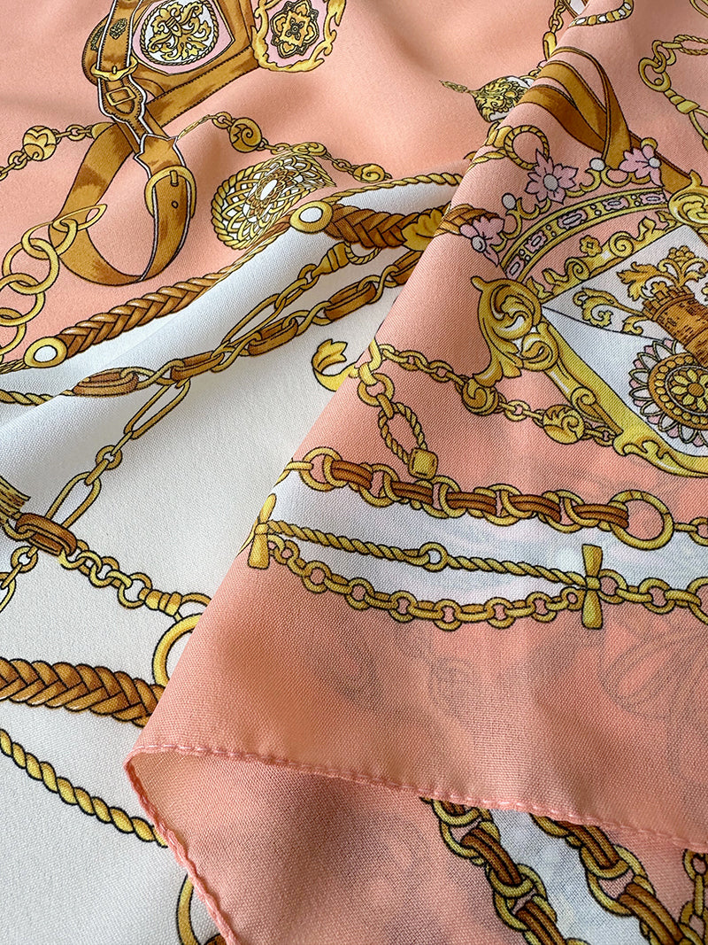 Sjaal met kettingen en riempjes