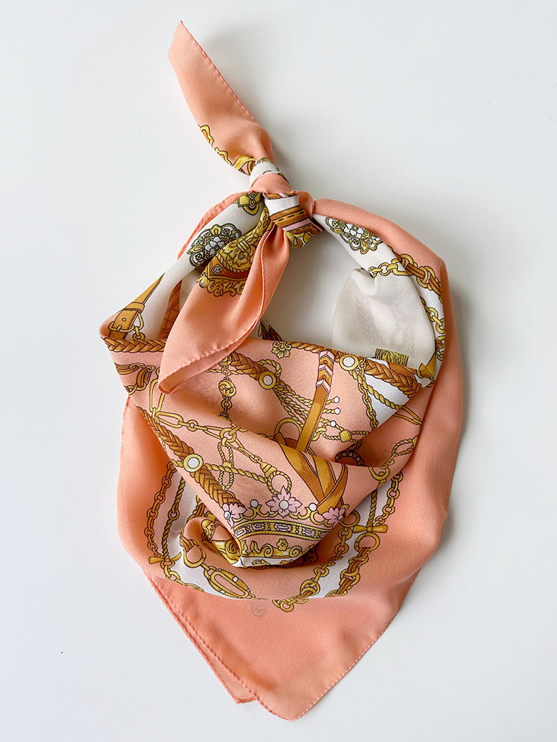 Sjaal met kettingen en riempjes