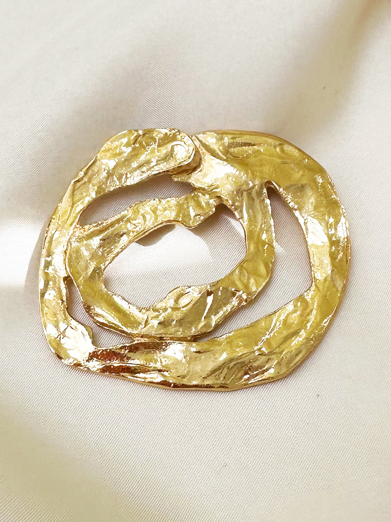 Vergulde designer broche