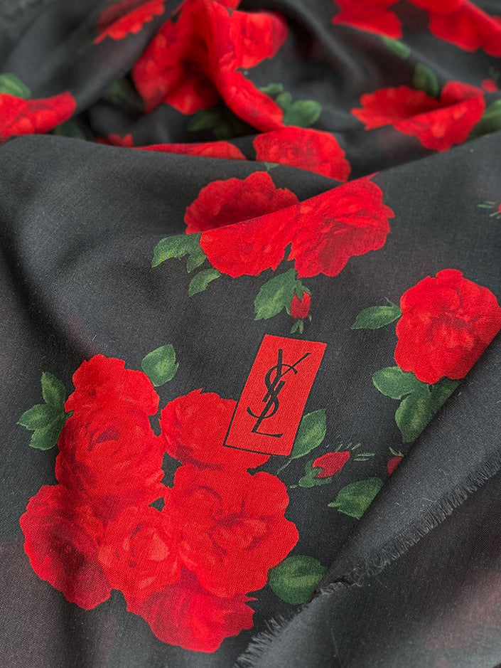 Zwarte wollen designer sjaal met rode rozen