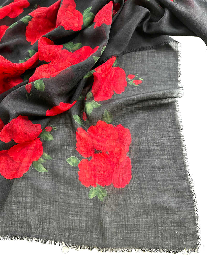 Zwarte wollen designer sjaal met rode rozen