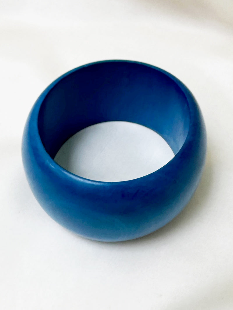 Brede blauwe houten bangle