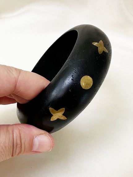 Hout met messing bangle