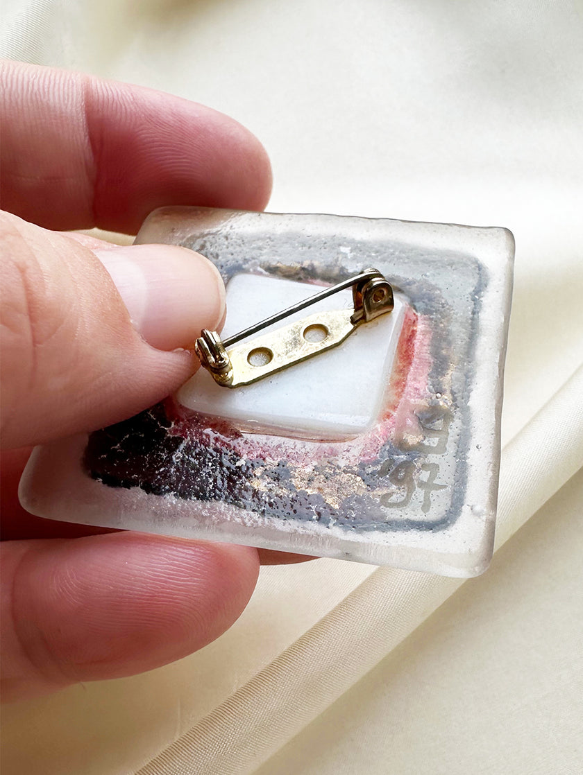 Vierkante glazen broche