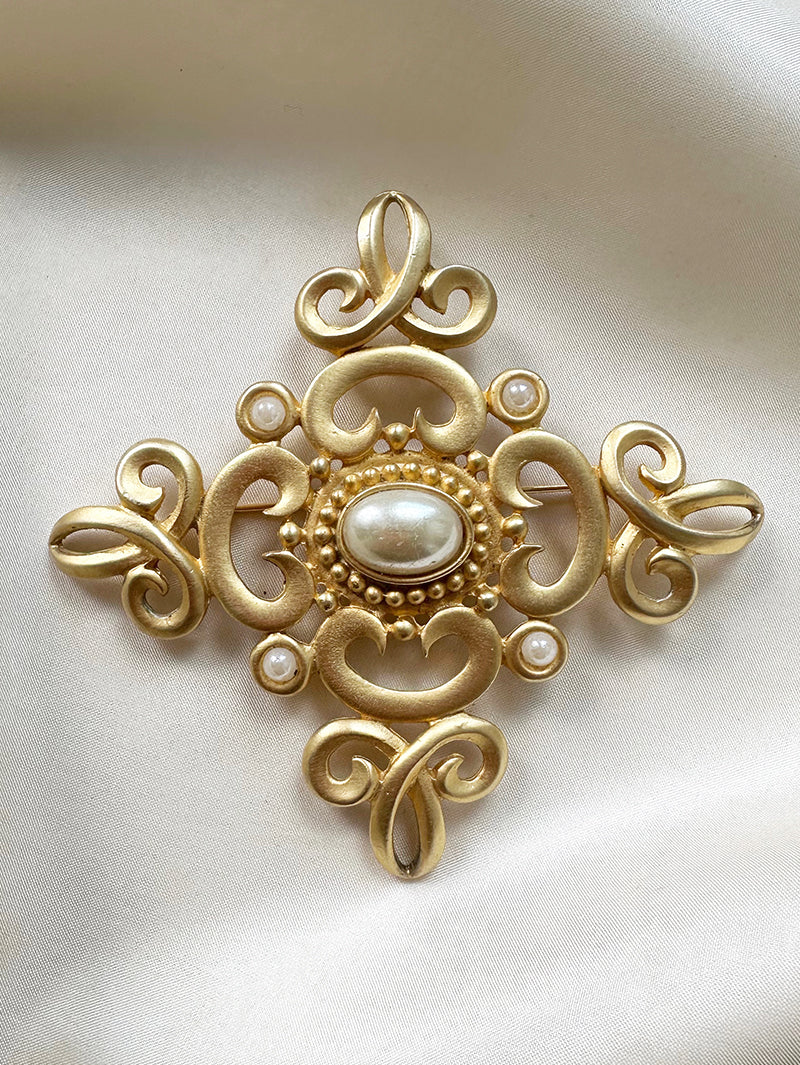 Grote gouden broche met parels