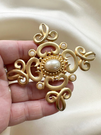 Grote gouden broche met parels