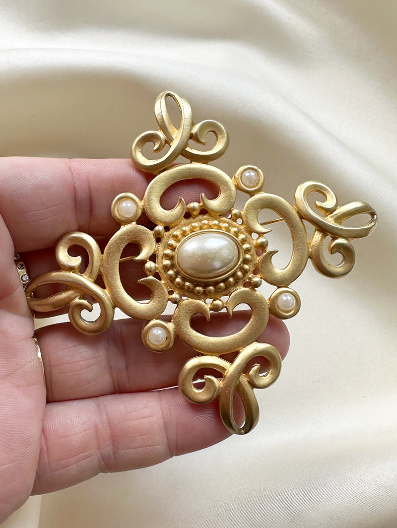 Grote gouden broche met parels