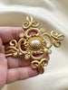 Grote gouden broche met parels