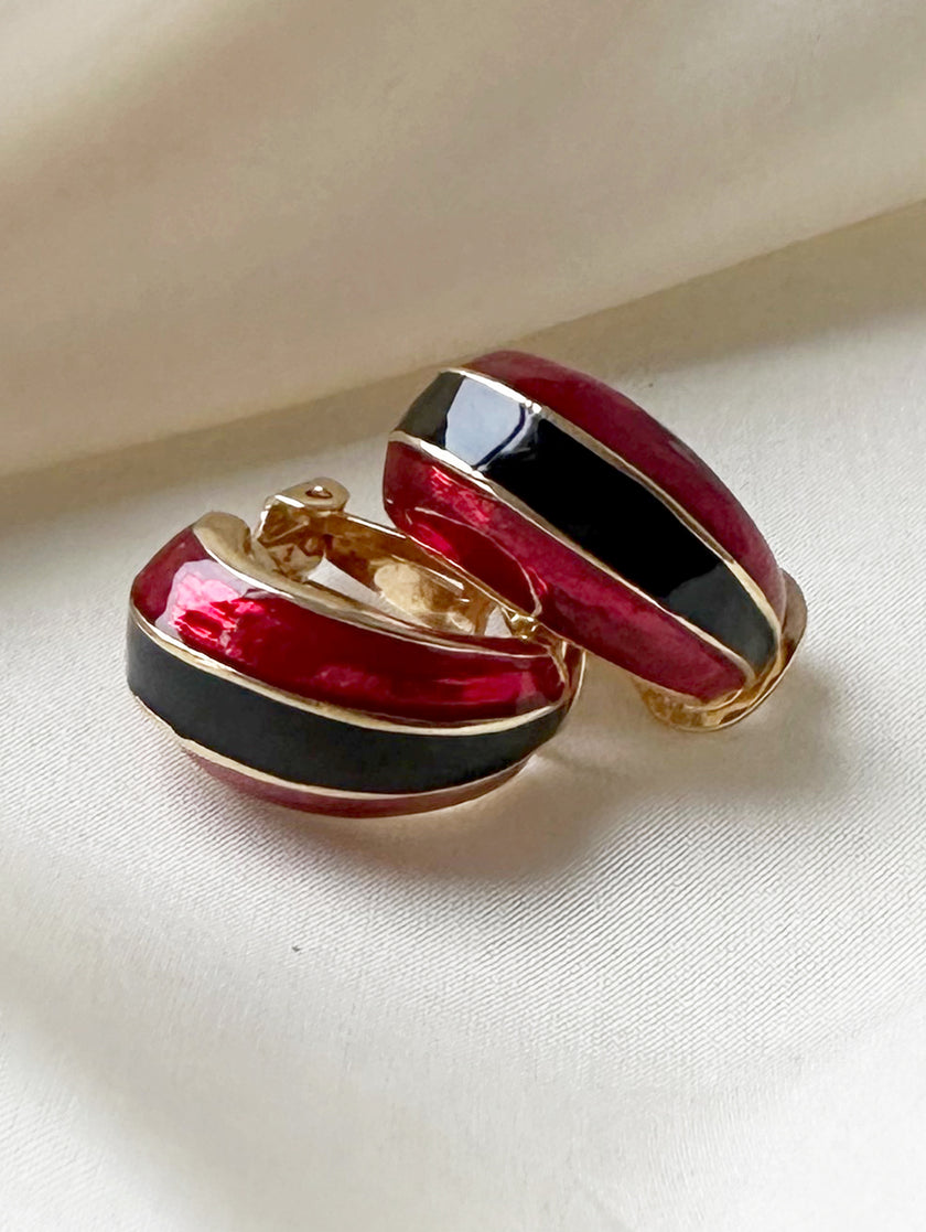 Zwart/rood geëmailleerde clip oorbellen