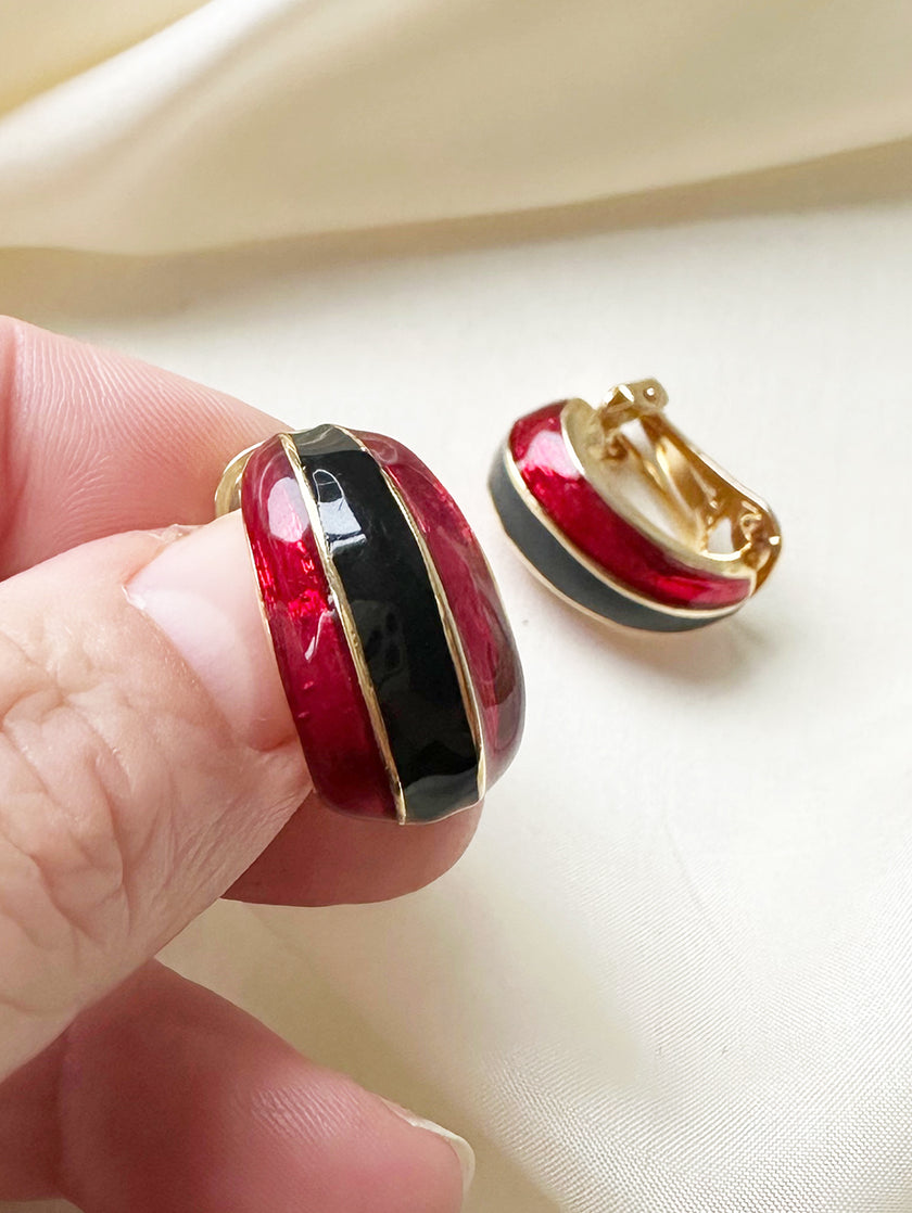 Zwart/rood geëmailleerde clip oorbellen