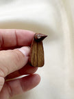 Teak pinguin broche