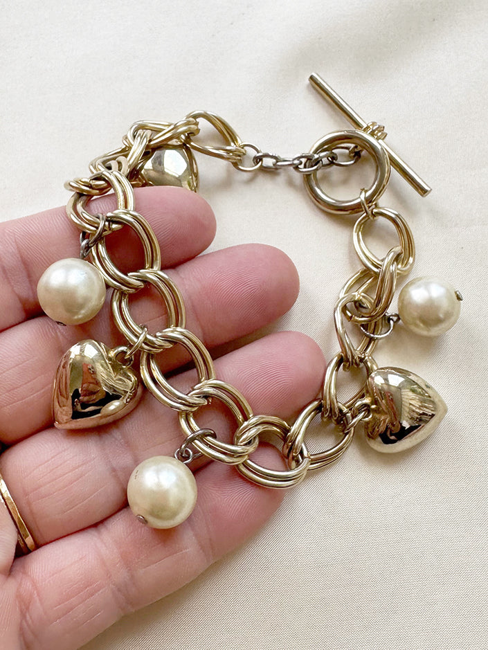 Gouden bedelarmband met hartjes en parels